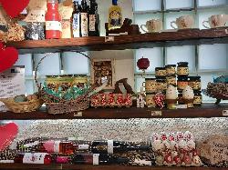 A kis ajándékbolt üzletben a település és a környék alkotóinak, kézműves kistermelő vállalkozásainak - leginkább a Vidék Minősége - Éltető Balaton-felvidék védjegyes - termékeit lehet megvásárolni. 