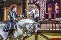 Történelmi lovasjáték középkori lakomával