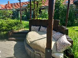 Az ŐSHAZA Vendégház romantikus kerti ösvényei, növényei segítik az ellazulást, a feltöltődést.